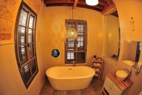 Vonios kambarys, Salah Aldin House in Akas