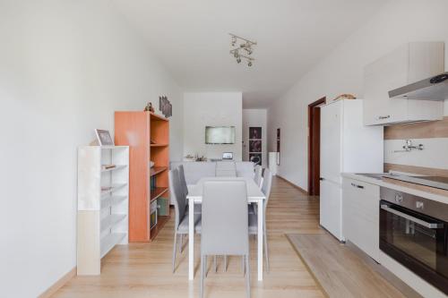  Pelizzi Apartment, 5 persone, 2 camere, balcone, Cinecittà in Rom
