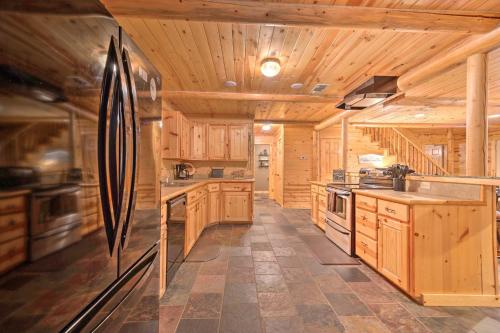 Rustic Broken Bow Retreat with Hot Tub and Deck!