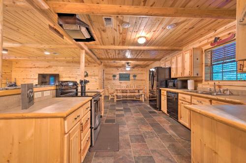 Broken Bow Retreat on 2 Acres with Hot Tub and Deck! in Broken Bow, USA