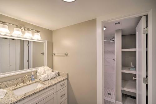 Family-Friendly Beachside Condo, 3 Mi to the Pier