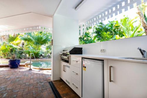 The White House Port Douglas - image 2