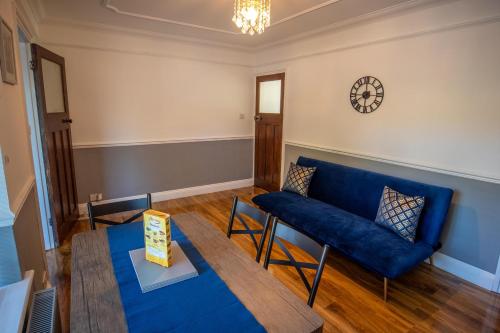 The Conrad - Charming two bed House close to city with parking