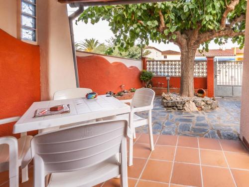 Balcó/terrassa, Peaceful Holiday Home in Costa Brava with Private Pool in Castelló d'Empúries
