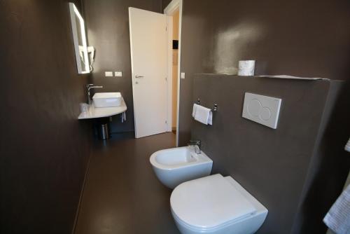 Double Room with Balcony and Sea View image 4