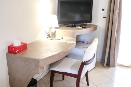 Airport Hotel Casino du Cap-vert The 3-star Airport Hotel offers comfort and convenience whether youre on business or holiday in Dakar. Offering a variety of facilities and services, the hotel provides all you need for a good night