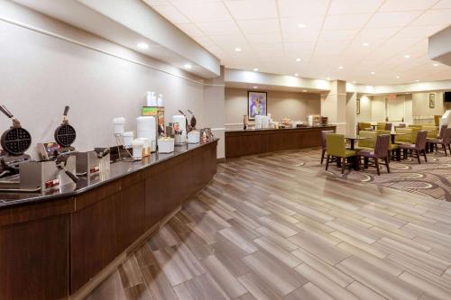 Restaurant, La Quinta Inn & Suites by Wyndham Minneapolis Bloomington W in Bloomington (MN)