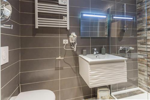 Renovated apartment on the VIEUX PORT - image 3