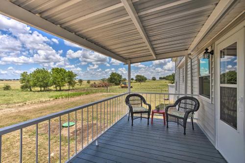 Decatur Farmhouse Getaway with Deck and Backyard in ลูอิสวิลล์ (TX)