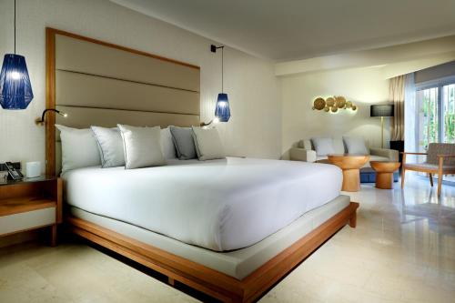 1 queen bed, 1 sofa bed
