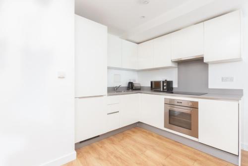 Skyvillion - COZY APARTMENTS in Enfield Town With Free Parking & Wifi