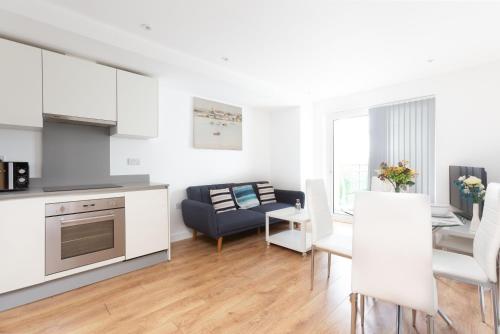 Skyvillion - COZY APARTMENTS in Enfield Town With Free Parking & Wifi