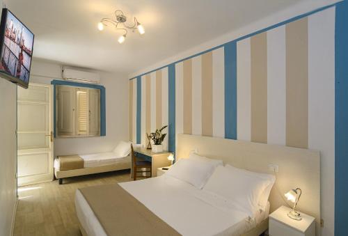 1 queen bed, 1 twin bed