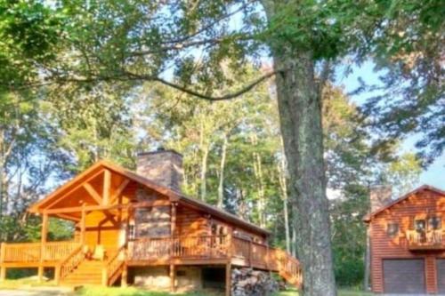 2 BR Cabin with Hot Tub, Deck, Fire Pl