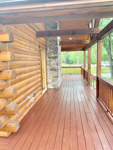 2 BR Cabin with Hot Tub, Deck, Fire Pl