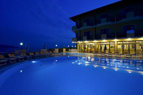 Swimming pool, Hotel Piccolo Paradiso in Toscolano Maderno