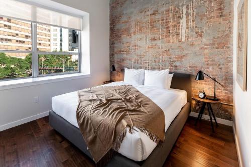 Kislak 407 Stunning 2BR Corner Apt Retreat Above the City in Newark, USA