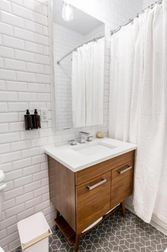 Kislak 407 Stunning 2BR Corner Apt Retreat Above the City in Newark, USA