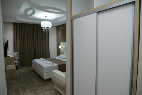METROPOLIS - image 13