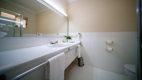 Hamiltons Queanbeyan Motel Stop at Hamiltons Townhouse Motel to discover the wonders of Queanbeyan. The hotel offers guests a range of services and amenities designed to provide comfort and convenience. Facilities like faciliti