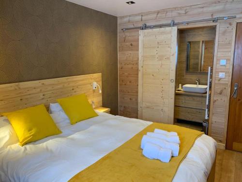 1 double bed, 2 bunk beds