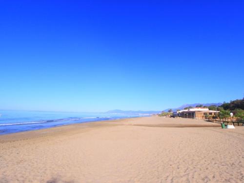 Spacious frontline beach apartment with sea view, 20 metres from Golden Beach!