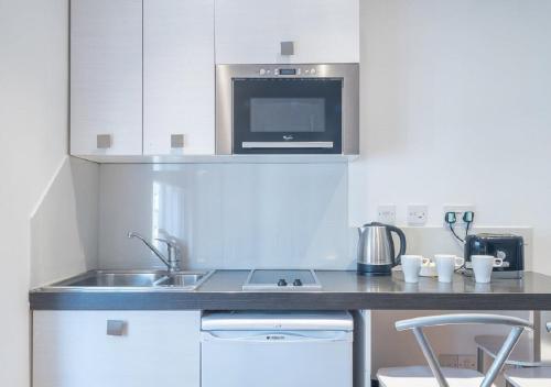Kitchen, Hyde Park Executive Apartments in London