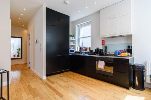 Oakfield Premier Apartments-High Speed WiFi-Smart SelfCheckIn-Central Cardiff Gem 2