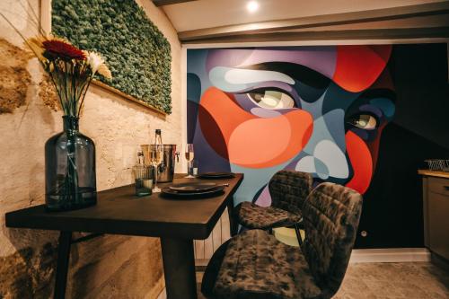 LOVE ROOM Bordeaux Playroom avec salle de jeux pour adultes et lit à eau chauffant 3