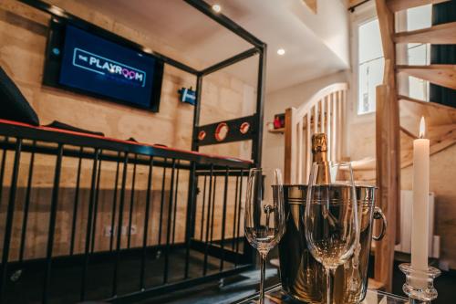 LOVE ROOM Bordeaux Playroom avec salle de jeux pour adultes et lit à eau chauffant, Bordeaux