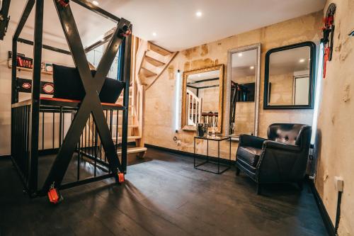 LOVE ROOM Bordeaux Playroom avec salle de jeux pour adultes et lit à eau chauffant 2