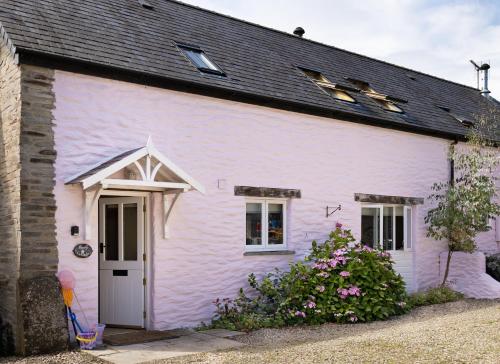 Berry Cottage - 4 Bedroom, Pet-friendly Cottage Sleeping 8, , West Wales