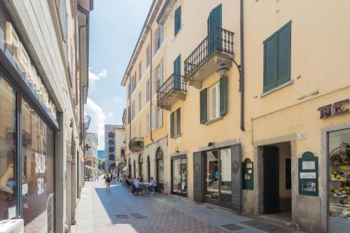 Da Pia - Historical Como City Center by RentAllComo - image 3
