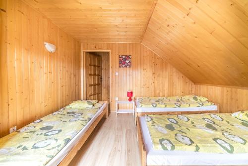 4 twin beds, 1 sofa bed