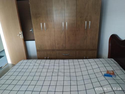 1 double bed, 2 twin beds
