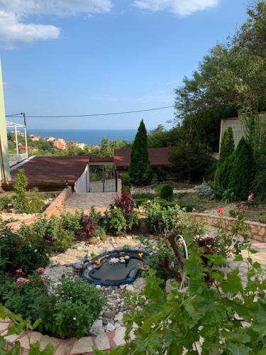 Sunray Guest House, Private Rooms & Apartment with Lovely Sea View 3