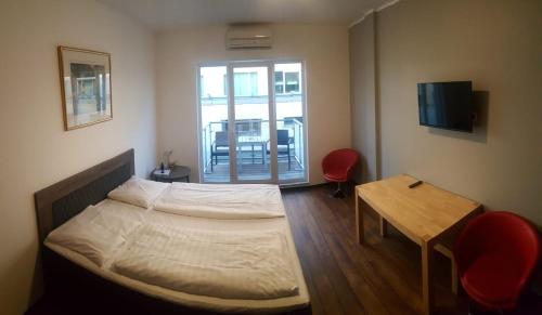 Double Room with Balcony image 7