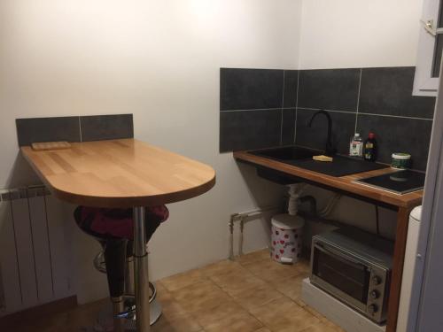 Logement indépendant Au Bonheur cuisine piscine clim proche centre village #dentelles Montmirrail (Chambre independante avec cuisine piscine clim au bonheur proche centre village #dentelles Montmirra) in Beaumes De Venise