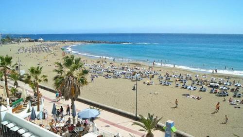  New fabulous 2-bedroom apartment right on the beach of Los Crstianos, Pension in Arona