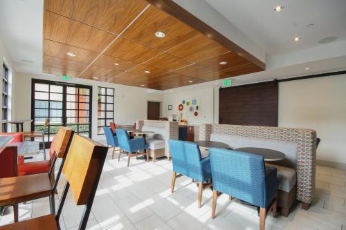Restaurant, Holiday Inn Express Mira Mesa San Diego By IHG in Sorrento Valley / Mira Mesa