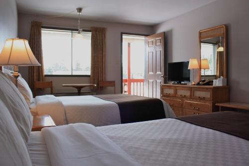 1 queen bed, 1 double bed