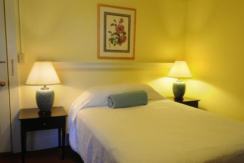 1 queen bed, 1 twin bed