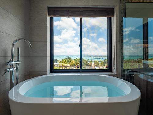 Badezimmer, One Suite THE TERRACE in Nakijin