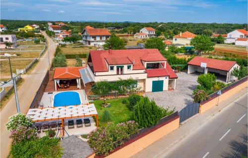 Amazing Home In Galovac With Kitchen