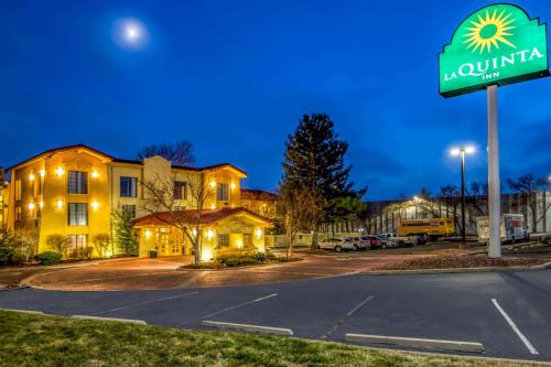 La Quinta Inn & Suites by Wyndham Colorado Springs Garden Of The