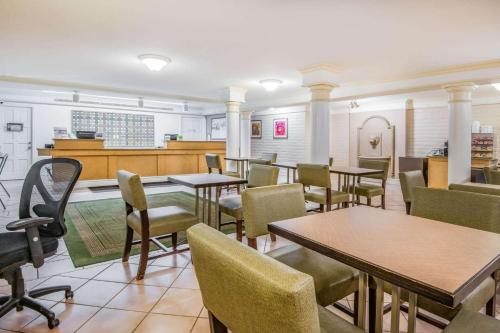 La Quinta Inn & Suites by Wyndham Colorado Springs Garden Of The