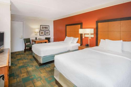 La Quinta Inn & Suites by Wyndham Colorado Springs Garden Of The