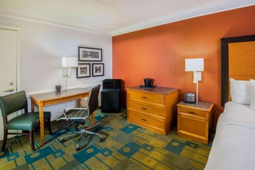 La Quinta Inn & Suites by Wyndham Colorado Springs Garden Of The