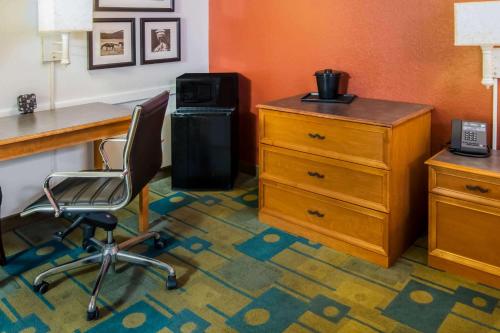 La Quinta Inn & Suites by Wyndham Colorado Springs Garden Of The