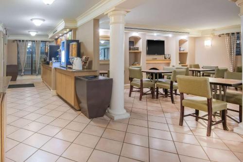 La Quinta Inn & Suites by Wyndham Colorado Springs Garden Of The